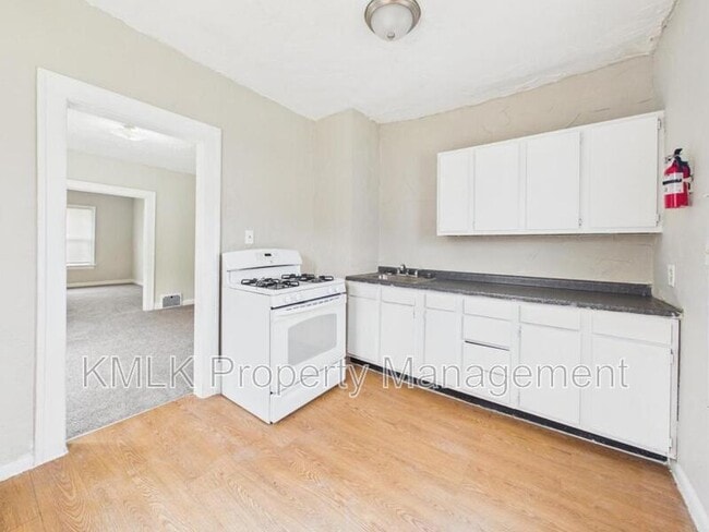 Building Photo - 543 Gage St