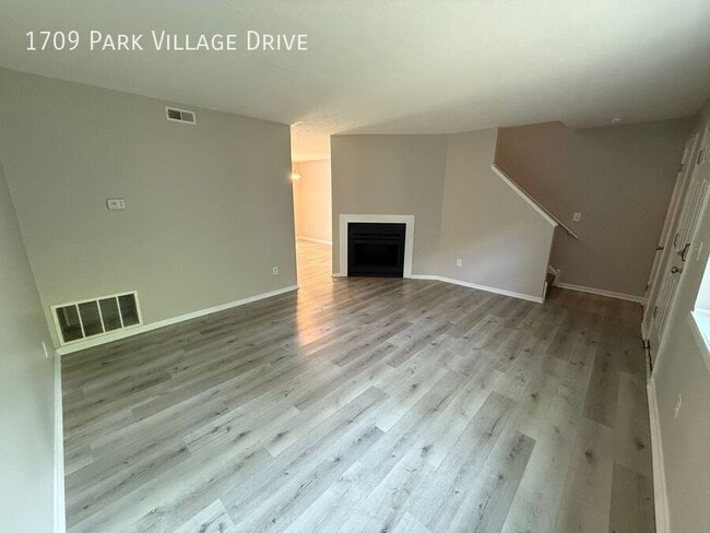 Building Photo - 1709 Park Village Dr