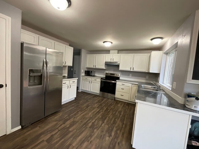 Building Photo - 5 Bedroom Home on 5 Acres!