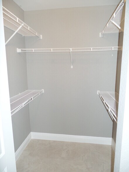 Building Photo - 2880 N Oakland Forest Dr