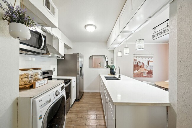 Building Photo - 8931 Gaylord Dr