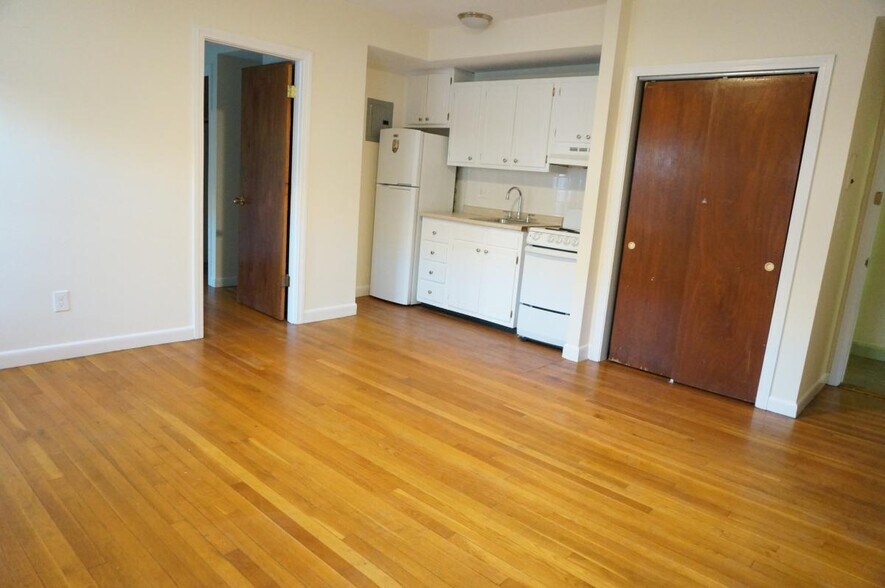 Primary Photo - 165 Beacon St