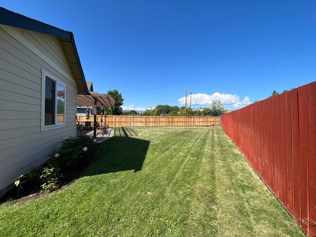 Building Photo - Modern 3 Bedroom Home