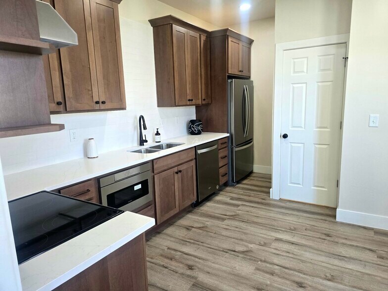 Building Photo - 275 34th St