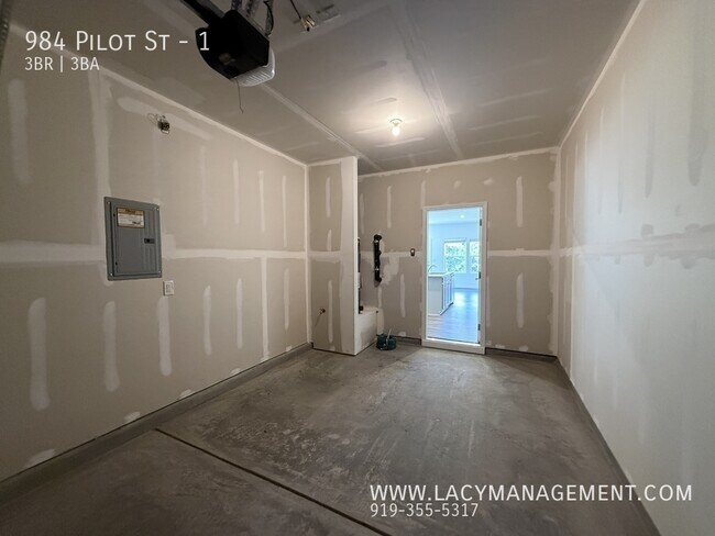 Building Photo - 984 Pilot St