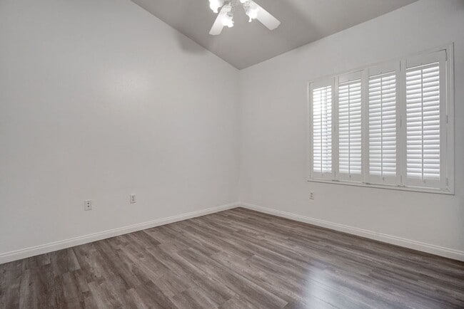 Building Photo - 2305 W Horizon Ridge Pkwy