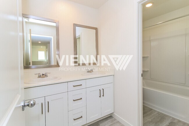 Building Photo - 1048 Silver Feather Wy