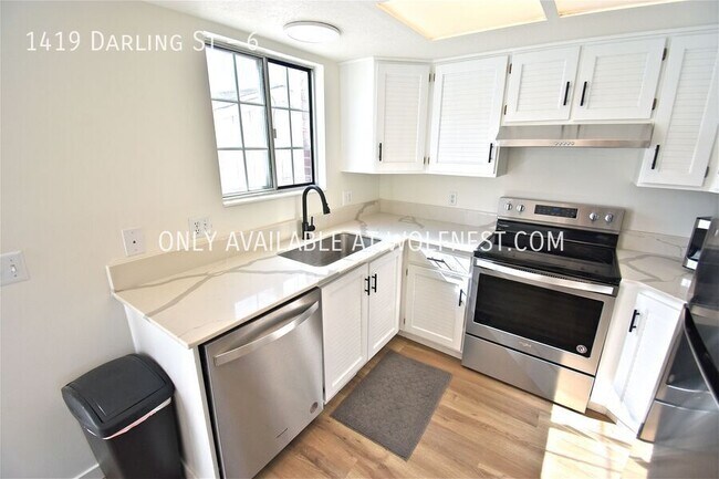 Building Photo - Stunning 3 Bed Ogden Townhome! No Deposit ...