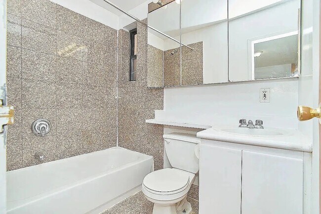 Building Photo - 25 Thompson Street