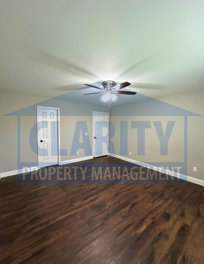 Building Photo - 3 bedroom home w/ fenced in backyard!