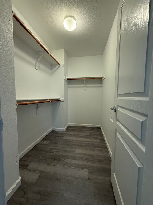 Building Photo - ** 3-Bedroom Two Story Home in Desirable Roseville Location!**