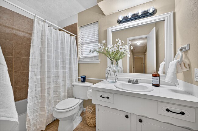 Building Photo - 23919 Farm Hill Dr