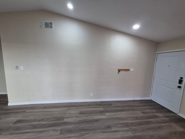 Building Photo - 4018 Sunrise Cove Dr