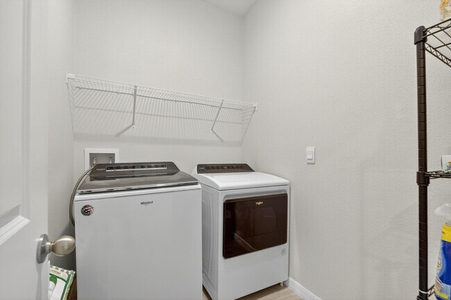 Building Photo - 4 Bedroom / 2 Bath House