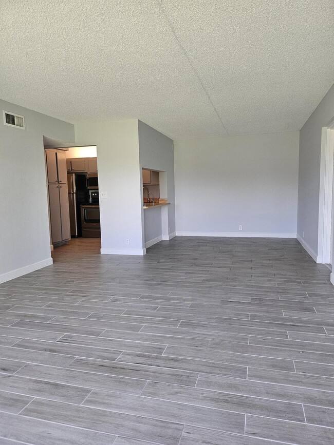Building Photo - 811 Sky Pine Way