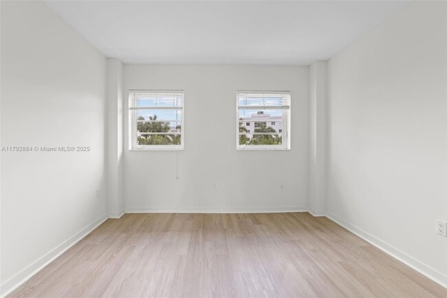 Building Photo - 910 West Ave