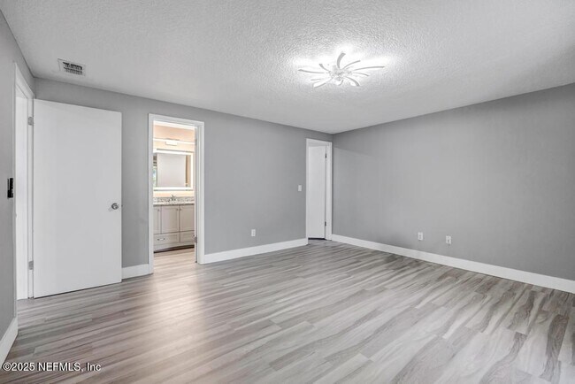 Building Photo - 1215 Bluehill Dr N