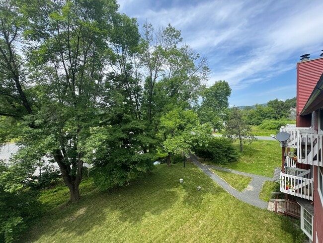 Building Photo - 2 bedroom with loft in downtown Quechee
