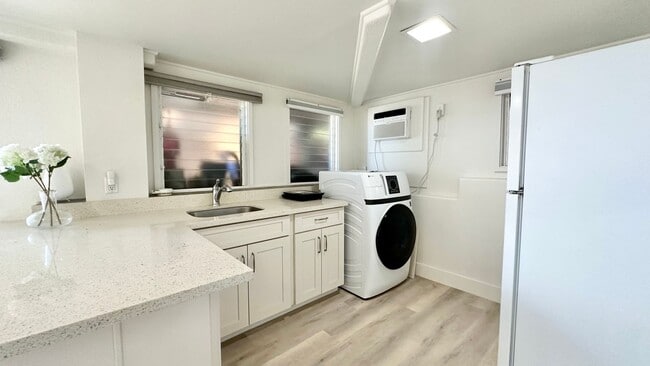 Building Photo - Available NOW - Newly Renovated Studio with 1 Bath & Washer/Dryer in Maunalani Heights!