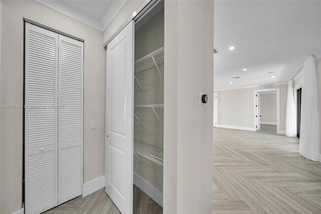 Building Photo - 3600 NE 9th Pl