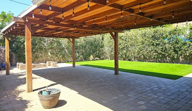 Building Photo - Gorgeous Remodeled 2 Bedrooms, 1 Bath Hous...