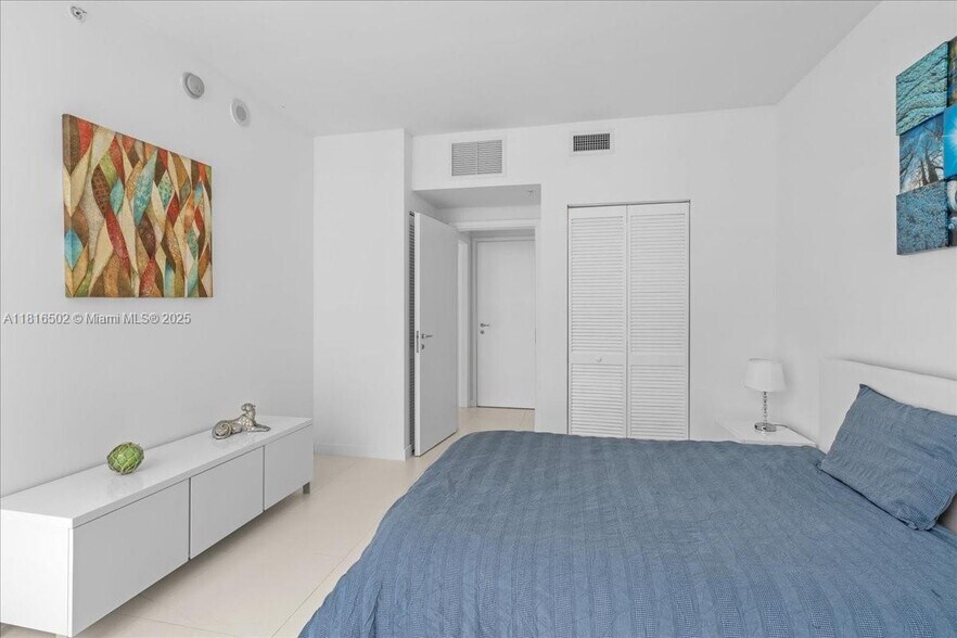 Building Photo - 300 S Biscayne Blvd