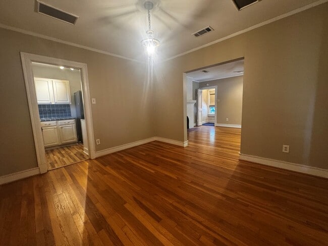 Building Photo - Cute 2 bedroom, 1 bath upstairs duplex in ...