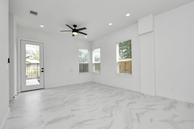 Building Photo - 849 Mansfield St