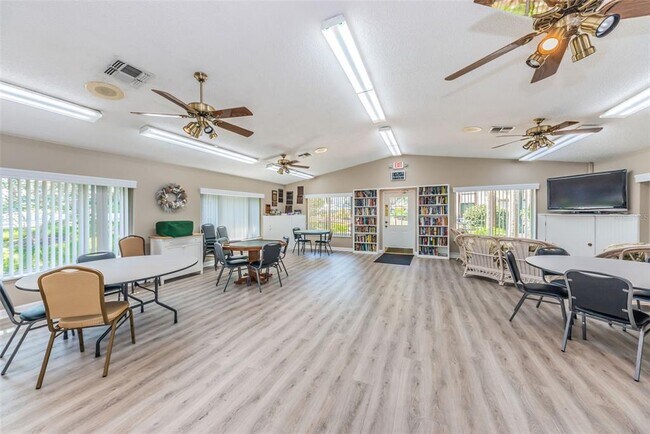 Building Photo - 2687 Pine Ridge Way S