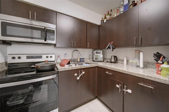 Building Photo - 6433 SW 25th St