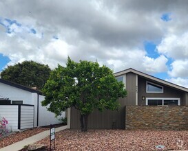 Building Photo - Updated and spacious single-story house on...