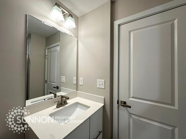 Building Photo - 3BR Townhome with Rooftop Deck in LoSo