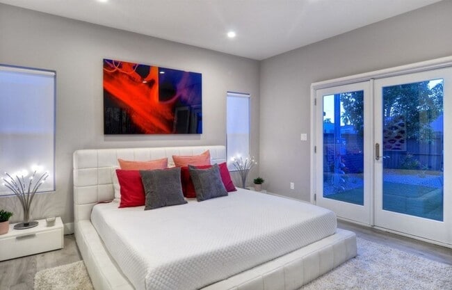 Building Photo - Private 3 Bed / 2 Bath Home with Incredible Outdoor Space