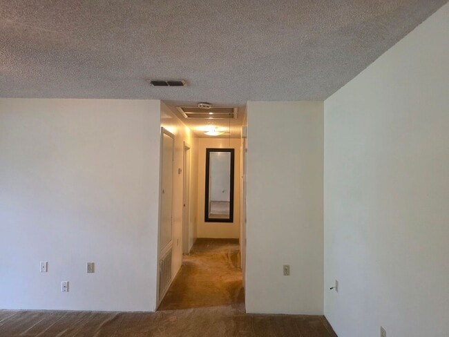 Building Photo - 660 SW Cardinal Dr