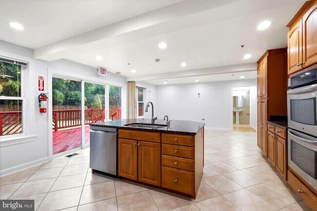 Building Photo - 711 Lamberton Dr