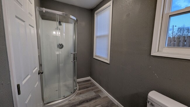 Building Photo - 410 E 6th St