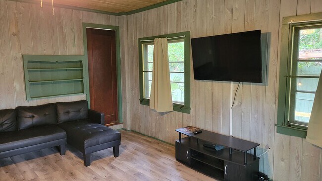 Building Photo - Annual/short term or seasonal turnkey furn...