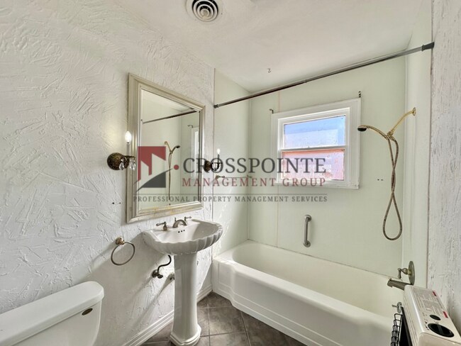 Building Photo - Available! 3/1.5 Single-Family Home in Tyler!