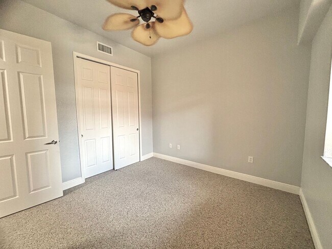 Building Photo - Spacious 3 Bed, 2 Bath Condo with 1 Car Ga...