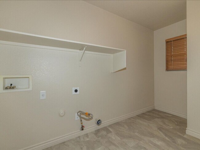 Building Photo - 3 Bedroom 2 Bathroom with Den