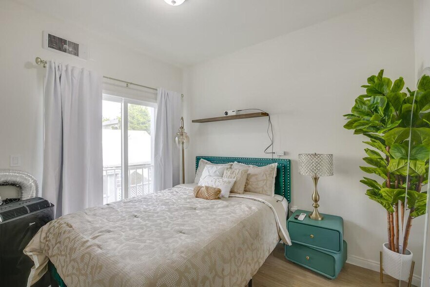 Building Photo - 2658-72 Broadway