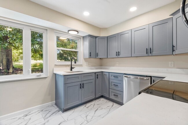 Building Photo - Beautifully Renovated 4 Bed/ 2 Bath with 2 Car Garage