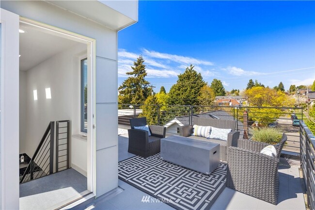 Building Photo - Modern & Chic Ballard Stand-Alone Home Nea...