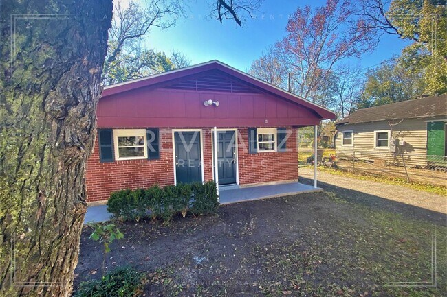Building Photo - Renovated 1 Bedroom 1 Bath DUPLEX!
