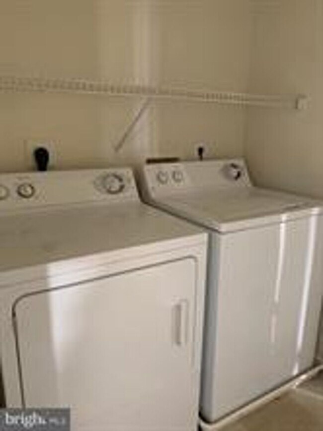 Building Photo - LOVELY TOP LEVEL CONDO IN GERMANTOWN