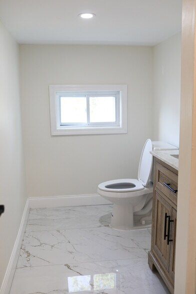 Building Photo - 170 Salem St