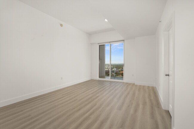 Building Photo - 1250 S Miami Ave