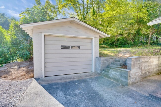 Building Photo - 1607 Knickerbocker Ave