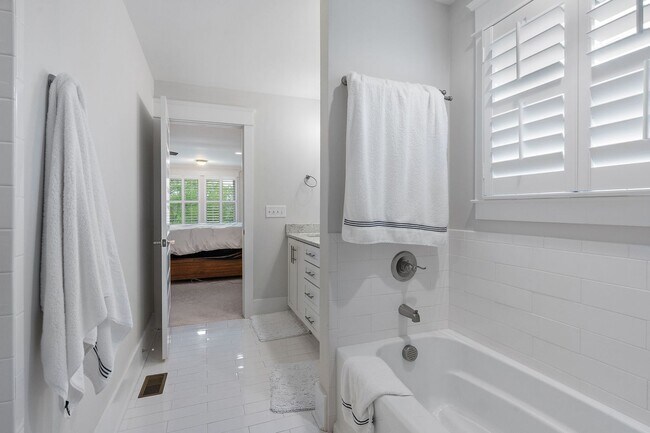 Building Photo - 414B St Francis Ave