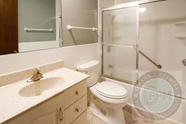 Building Photo - Comfortable 3 Bd /1.5 Ba Home  $300.00 off...